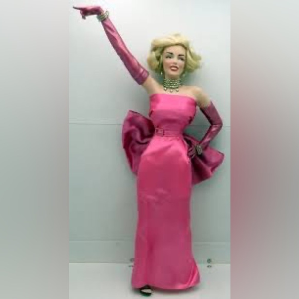 BNIB Franklin Mint Marilyn Monroe Porcelain Heritage Doll.